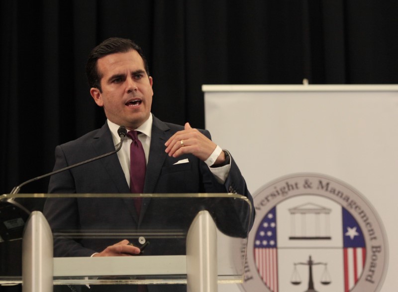 © Reuters. Puerto Rico's Governor Ricardo Rossello addresses the audience during a meeting of the Financial Oversight and Management Board for Puerto Rico at the Convention Center in San Juan