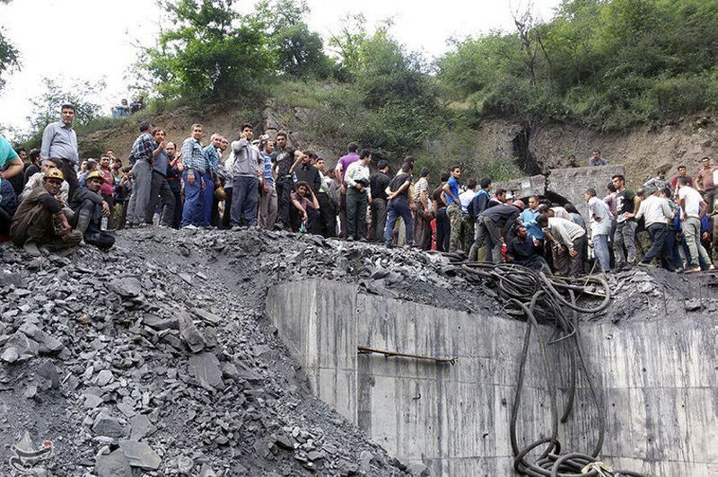 © Reuters. Pessoas no local de explosão em mina na província de Golestan, no Irã