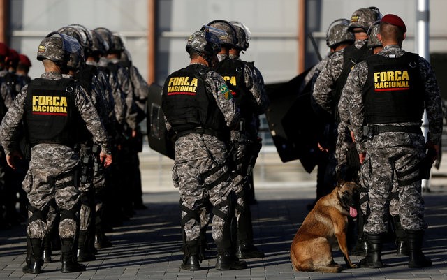 © Reuters. Membros da Força Nacional vistos no Rio de Janeiro