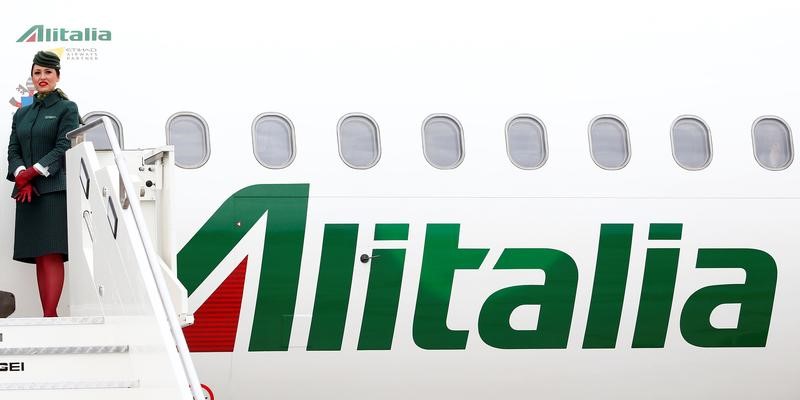 © Reuters. Alitalia, Intesa farà solo banca, Calenda: errore testa ad Abu Dhabi