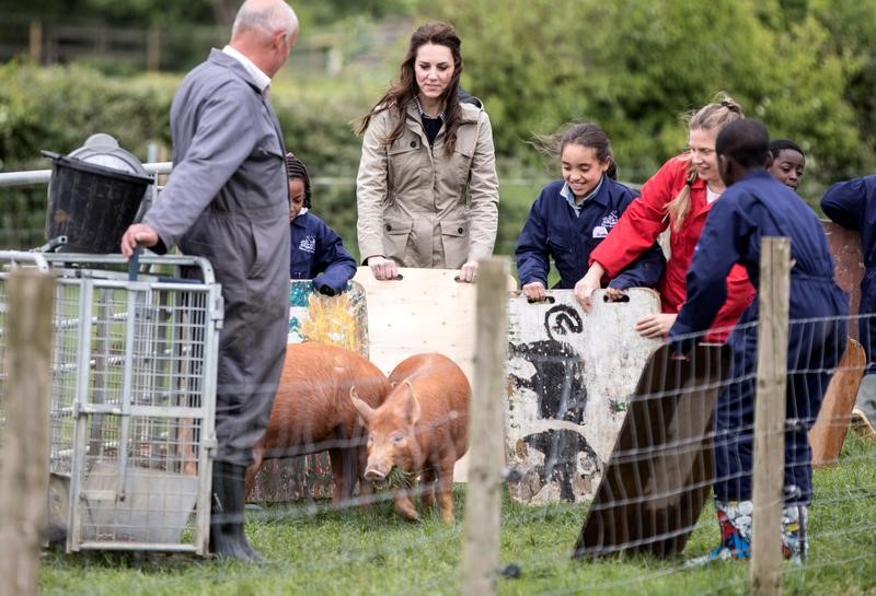© Reuters. Kate Middleton em fazenda em Gloucestershire, com crianças de escola de  Vauxhall