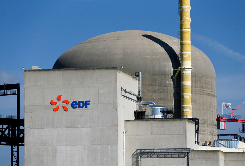 © Reuters. FILE PHOTO: External view of the Saint-Alban nuclear plant