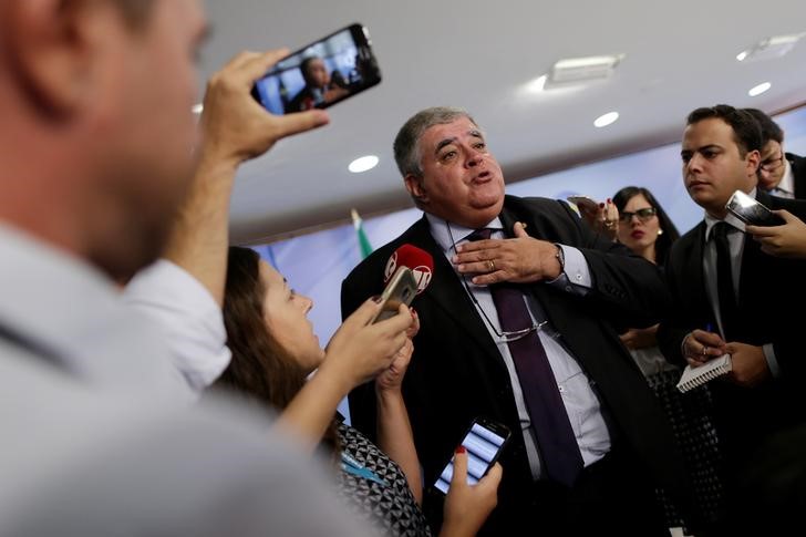 © Reuters. Deputado Carlos Marun fala com repórteres no Palácio do Planalto