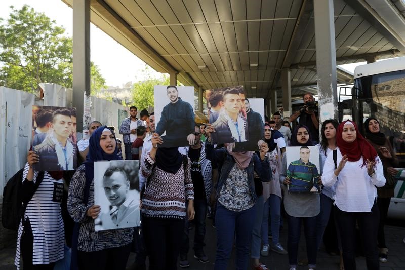 © Reuters. آلاف الفلسطينيين يحتشدون دعما للمضربين عن الطعام بسجون إسرائيل