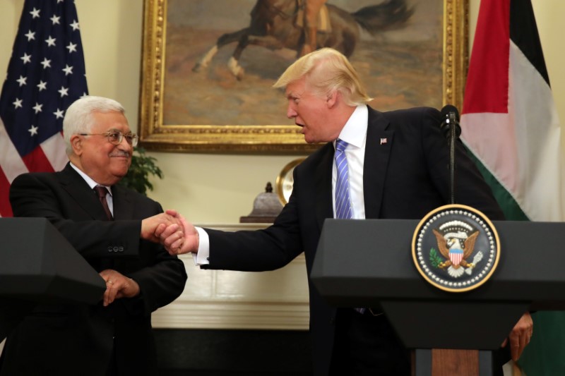 © Reuters. O presidente dos Estados Unidos, Donald Trump, com o presidente palestino Mahmoud Abbas após declaração na Casa Branca, em Washington, D.C., nos EUA