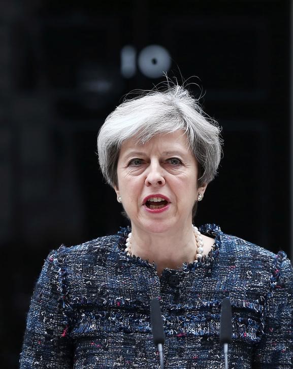 © Reuters. ماي تتهم الاتحاد الأوروبي بمحاولة التأثير على انتخابات بريطانيا