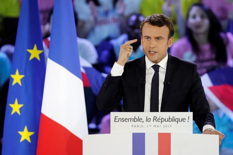© Reuters. Macron participa de campanha em Paris