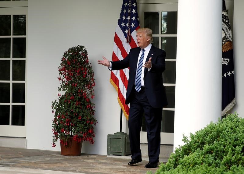 © Reuters. U.S. President Donald Trump speaks to staffers setting up for the Commander in Chief's trophy presentation in the Rose Garden of the White House in Washington