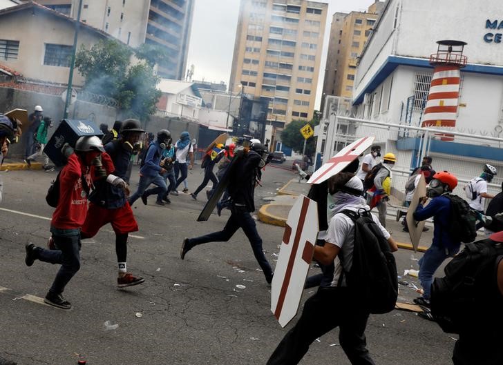 © Reuters. Manifestantes e polícia entram em confronto em Caracas