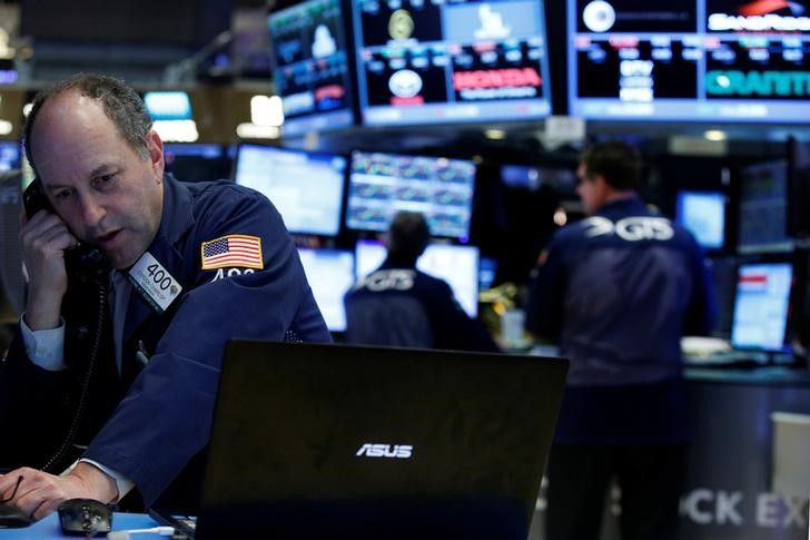 © Reuters. ستاندرد آند بورز 500 يغلق منخفضا مع إبقاء الفائدة الأمريكية