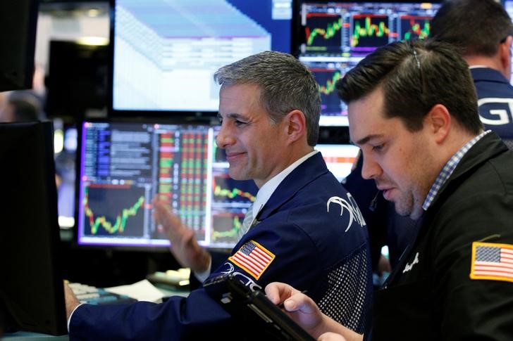 © Reuters. Traders work on the floor of the NYSE in New York