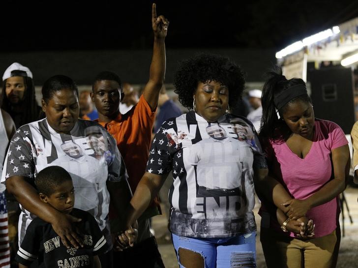 © Reuters. Integrantes da comunidade rezam durante vigília em Baton Rouge