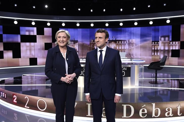© Reuters. Candidata de extrema-direita, Marine Le Pen, e Emmanuel Macron, de centro, posam para fotos antes do início do debate