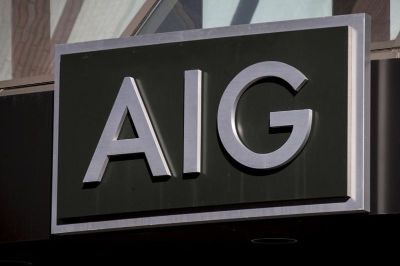 © Reuters. FILE PHOTO - The AIG logo is seen at its building in New York's financial district