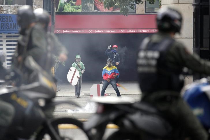 © Reuters. اشتباكات بين قوات الأمن ومحتجين في فنزويلا وعدد القتلى يرتفع