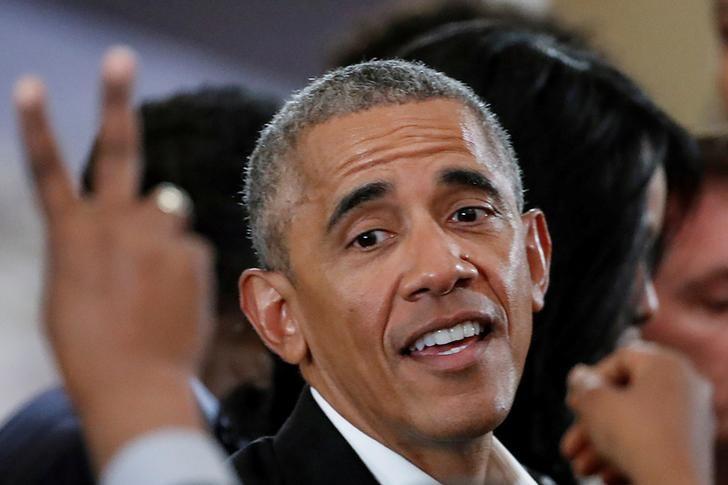 © Reuters. أوباما يكشف النقاب عن تصميم مركز تدريبي لإعداد القادة يحمل اسمه