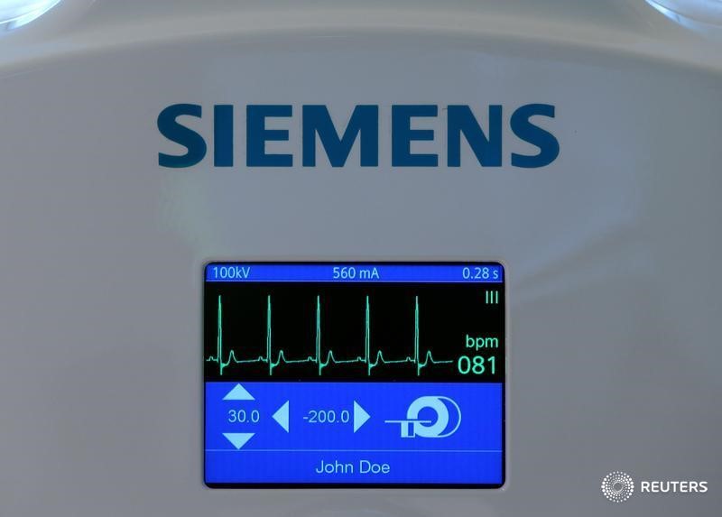 © Reuters. Siemens logo is pictured on a CT scan in manufacturing plant of Siemens Healthineers in Forchheim