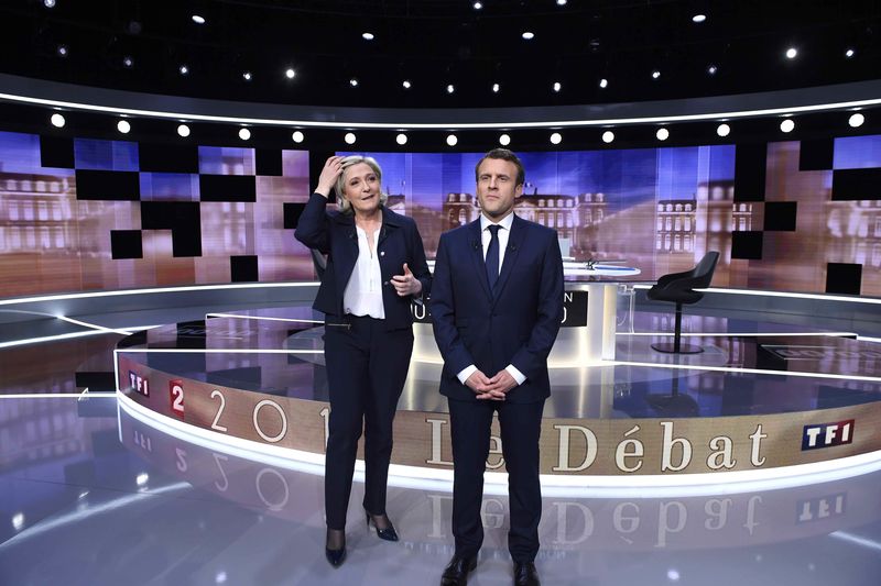 © Reuters. LE DÉBAT MACRON-LE PEN ESCAMOTÉ PAR LA VIOLENCE DES ATTAQUES