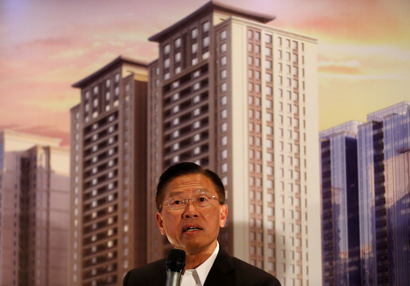 © Reuters. James Riady, Chief Executive Officer of Lippo Group, poses for photographers after announcing the Meikarta project at a news conference in Jakarta