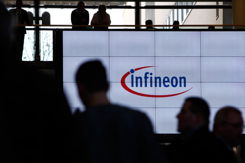 © Reuters. Shareholders arrive for the annual meeting of German semiconductor manufacturer Infineon in Munich