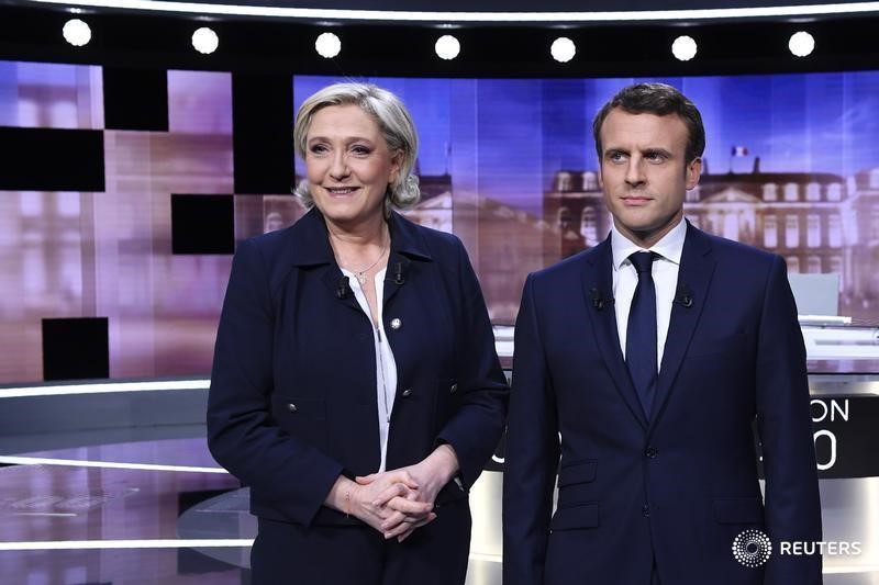© Reuters. Macron y Le Pen se enfrentan en un duro debate televisivo en Francia