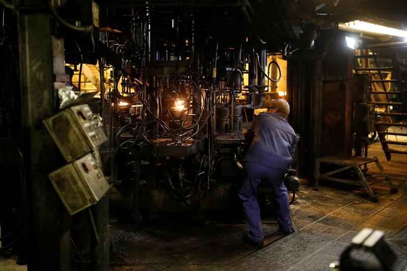 © Reuters. An employee works at the Duralex International glass factory in La Chapelle-Saint-Mesmin, near Orleans