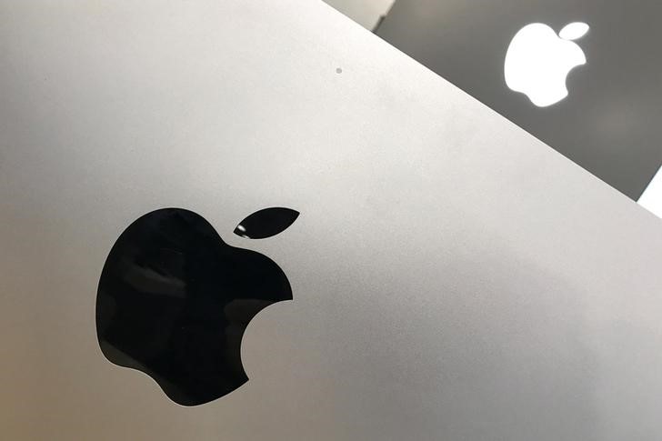 © Reuters. An Apple logo is seen in a store in Los Angeles