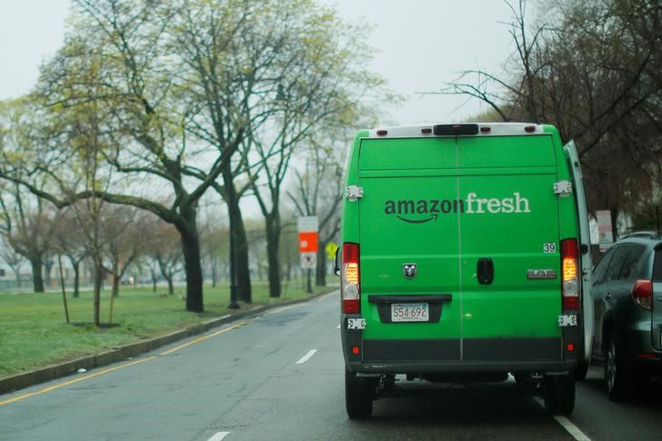 © Reuters. An Amazon Fresh truck makes a delivery in Cambridge