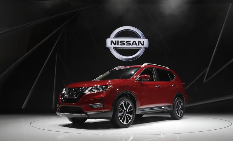 © Reuters. 2018 Nissan Rogue is displayed at the 2017 New York International Auto Show in New York