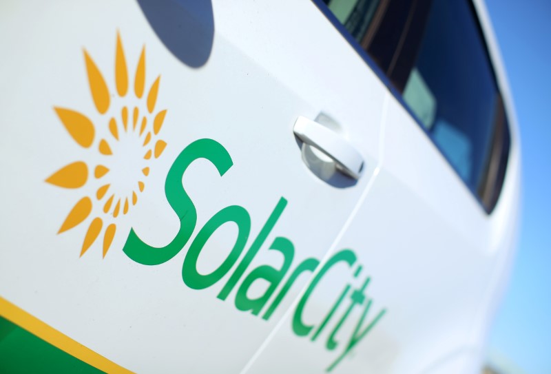 © Reuters. A Solar City logo is seen on the side of a company vehicle in San Diego, California