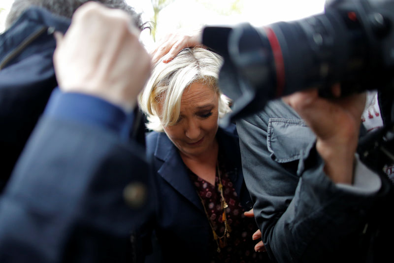 © Reuters. MARINE LE PEN PRISE À PARTIE À SON ARRIVÉE EN BRETAGNE