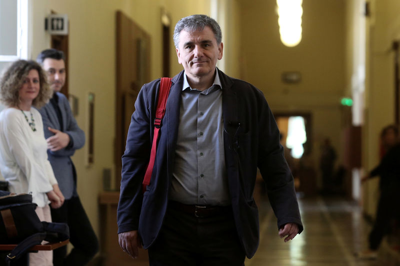 © Reuters. Greek Finance Minister Tsakalotos arrives for a cabinet meeting at the parliament in Athens