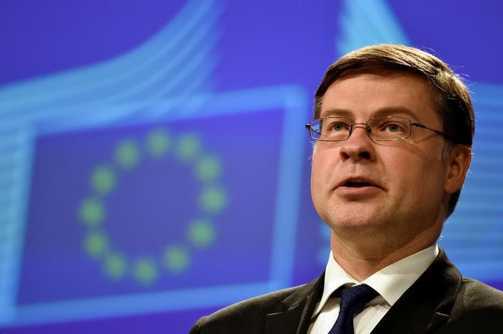 © Reuters. EC Vice-President for the Euro and Social Dialogue Dombrovskis holds a news conference at the European Commission in Brussels