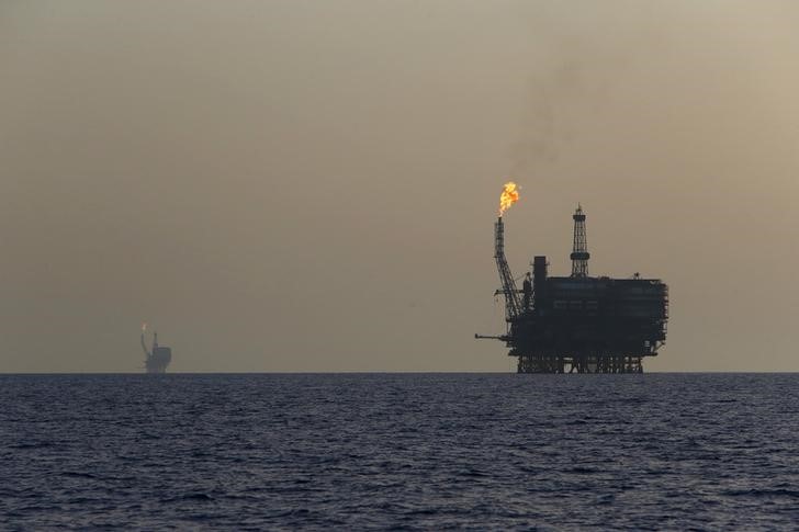 © Reuters. Нефтяные платформы на месторождении "Бури" у берегов Ливии