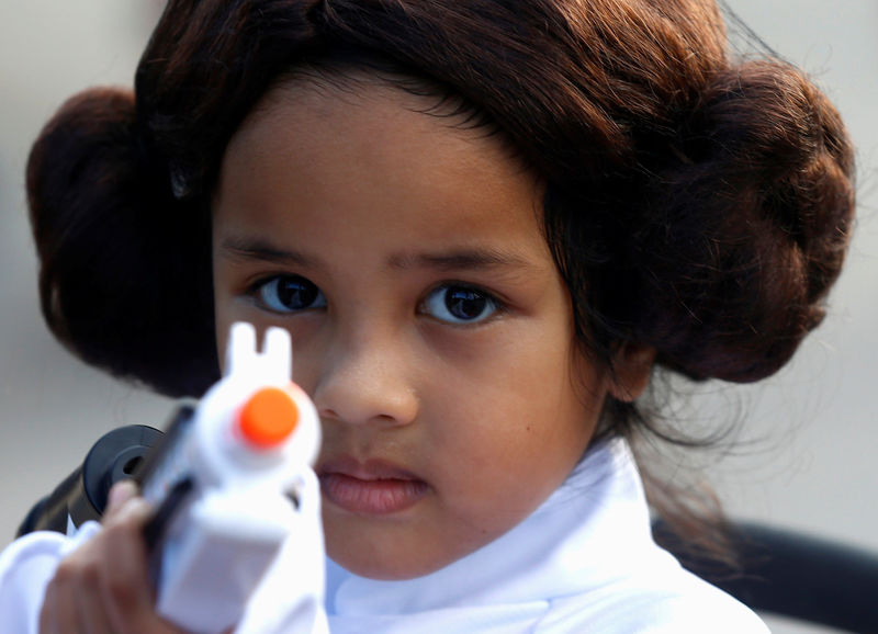 © Reuters. Leia Farid, de 4 anos, posa para fotos durante comemoração do aniversário de 40 anos da saga Star Wars em Cingapura