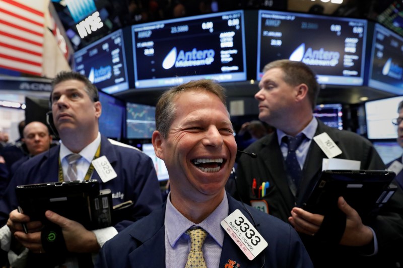 © Reuters. Traders work on the floor of the New York Stock Exchange in the Manhattan borough of New York