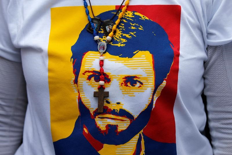 © Reuters. Imagem de Leopoldo López estampada em camiseta durante protesto em Caracas