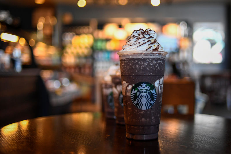 © Reuters. Midnight Mint Mocha Frappuccino Blended Coffees are displayed at a Starbucks coffeehouse in Austin