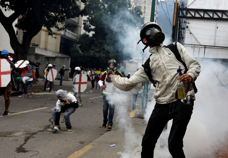 © Reuters. Manifestantes de oposição durante confronto com a polícia em protesto contra o presidente Nicolás Maduro em Caracas, na Venezuela