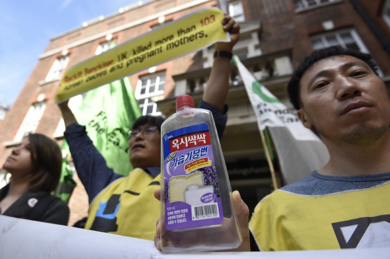 © Reuters. Protestors who claim that a sterilising hygiene product made by Reckitt Benckiser has led to deaths in South Korea demonstrate ahead of the company's annual general meeting in London