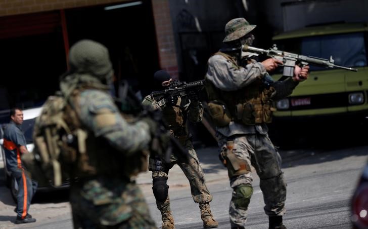 © Reuters. Policiais do Bope durante operação no complexo de favelas do Alemão, no Rio