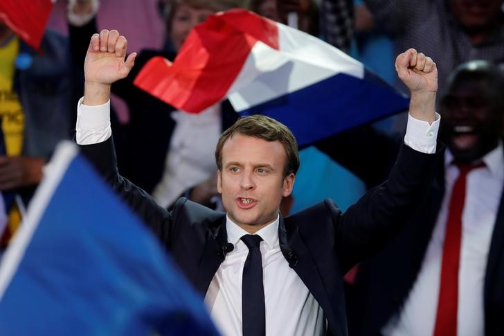 © Reuters. Emmanuel Macron, chefe do movimento político En Marche ! e candidato à eleição presidencial de 2017, participa de um comício de campanha em Albi, França