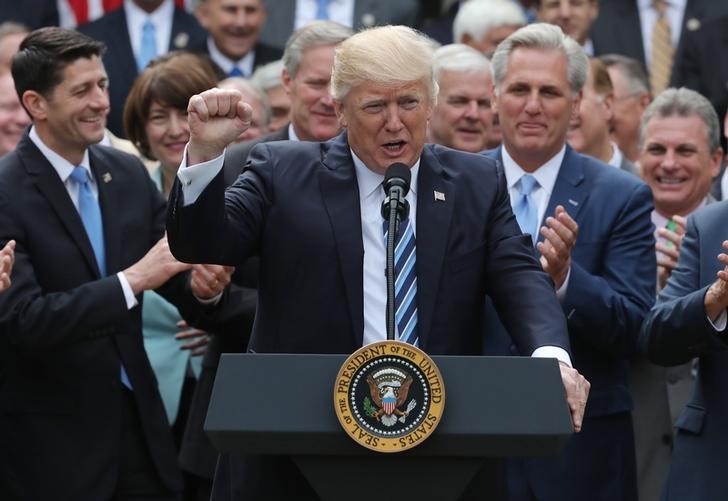 © Reuters. Trump comemora com republicanos aprovação de reforma da saúde na Câmara