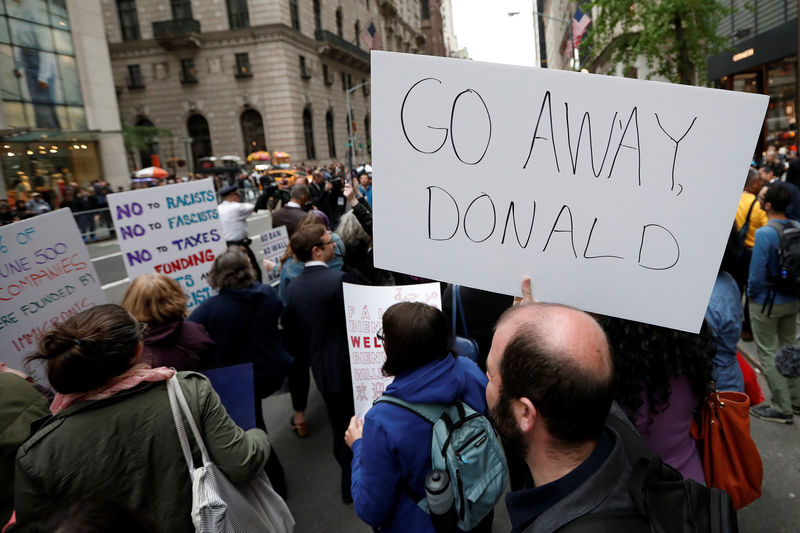 © Reuters. Protesters demonstrate near Trump Tower against U.S. President Donald Trump in the Manhattan borough of New York City