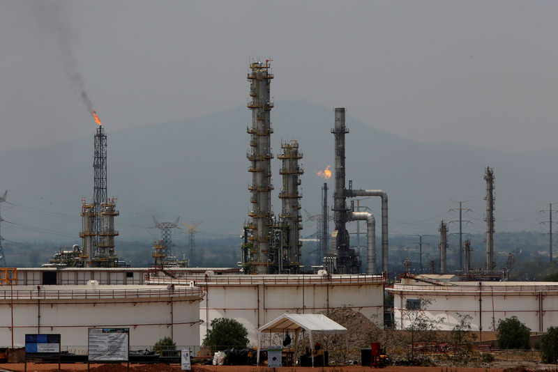 © Reuters. General view of the Mexico's state-owned company Pemex refinery in Tula
