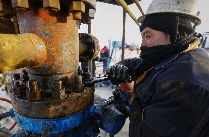 © Reuters. Рабочий на месторождении РД Казмунайгаза в Кызылординской области Казахстана