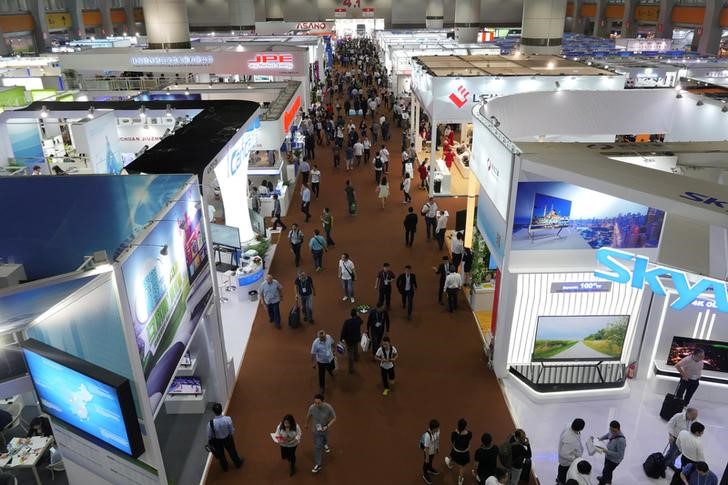 © Reuters. Visitors walk inside one of the exhibition halls for the China Import and Export Fair in Guangzhou