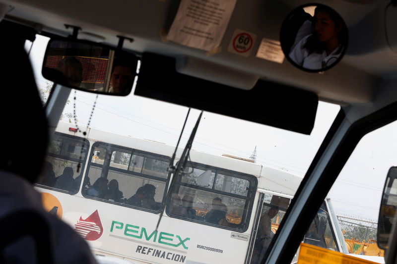 © Reuters. A Pemex bus is seen at the Mexico's state-owned company Pemex refinery in Tula, Hidalgo