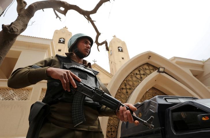 © Reuters. تنظيم الدولة الإسلامية ينصح بالابتعاد عن تجمعات المسيحيين في مصر