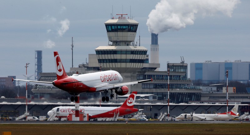 © Reuters. FILE PHOTO: A German carrier AirBerlin aircraft is pictured during landing at Tegel airport in Berlin